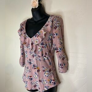 Almost Famous~Ruffled V-Neck Floral Top~3/4 Ruched Sleeves~Rounded Hem~Size M